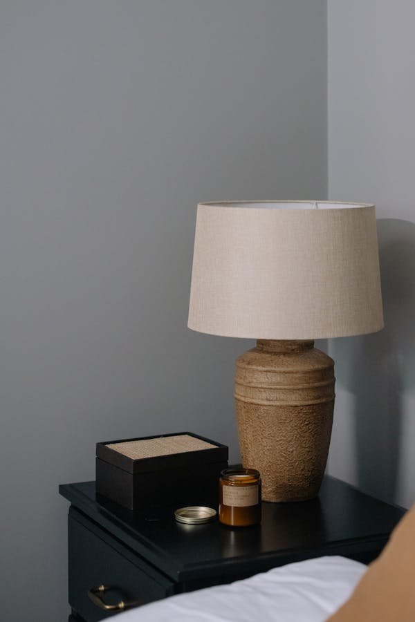 Choisir l'abat jour de lampe de chevet idéal pour votre décor